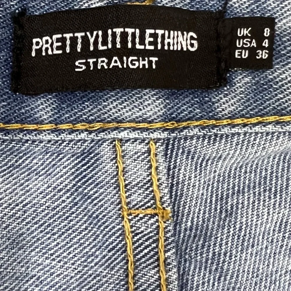NEW WITH TAGS! Pretty Little Thing Light Blue Wash Long Leg Split Hem Jeans - Picture 12 of 16